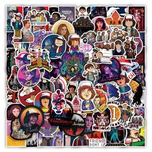 100 PCS Paket Toptan Stranger Things Stickers Bagaj kaykay Defteri Kask Su Şişesi Telefon Araba Atıkları İçin Çıkarılamaz