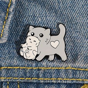 Cartoon Cat Madre cargando Pins de esmalte de gato bebé Broches lindos para el amor Heart Animal Enamel Pin Joyería Regalo para accesorios para niños Lindo gatito 1438 D3
