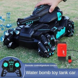 RC CAR Large 4WDタンクウォーター爆弾射撃競争力のあるRC TOYビッグタンクリモートコントロールカー多機能オフロードキッズトイギフト220815