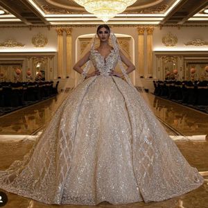 2022 Luksusowe błyszczące złote cekinowe Suknie ślubne V Nakień ślubne suknie ślubne arabskie Dubai Sleveless Plis vintage Cathedral Train Sures
