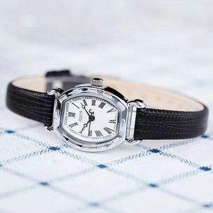 Luksusowe zegarki damskie Retro Designer Girls Watch Female Student Koreańska wersja prosta moda Mały skórzany pasek Watch DSFVB