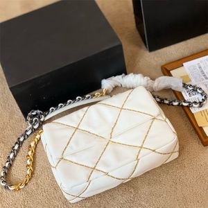 Die neue, modische, vielseitige Damentasche mit Diamantkette und einer Schulter zum Tragen von Umhängetaschen