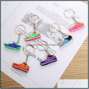 Keychains Acessórios de moda BK Price Creative Mini PVC Sneakers Homem Mulheres Esportes Running Shoes Keychain Girl Boy Backpac Dhkje