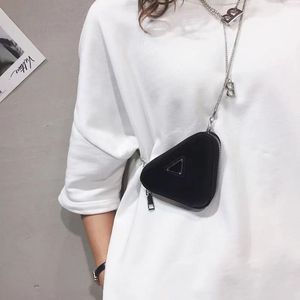 Modedesigner triangel korskroppspåsar dam söta handväskor mynt handväska axel hörlurar väska för kvinnliga lyxkedjor handväska glansigt patent läder handväska