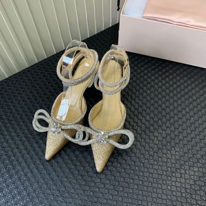 Altın Topuklu Sandalet Akşam toptan satış-Lüks tasarımcı yüksek topuklu sandaletler kadın mach satin yay elbise ayakkabıları kristal süslenmiş rhinestone stiletto hafif altın topuk ayak bileği kayış akşam ayakkabı üst kalite