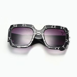 Tasarımcı Güneş Gözlüğü Kadınlar için Lüks Güneş Gözlüğü Şık Moda Yüksek Kalite Polarize Erkek Kadın Cam UV400 Kutu ile