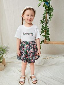 Ensemble de jupe à fleurs avec t-shirt graphique et lettre pour toute-petite fille SHE