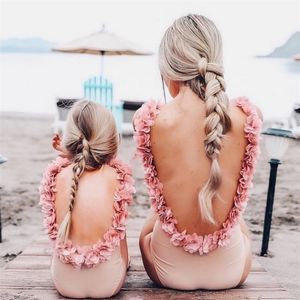 Valentina Costumi da bagno coordinati Madre Figlia Love Summer Toddler Kids Fashion Backless Ruffled Swimwear Bambini Beachwear 220425