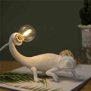 Nordic Chameleo Lizard Desk Light Cute Cute LED Resin Animal Charmeleon Gable مصباح الأطفال غرفة نوم سرير Deco Light Fistures H220423