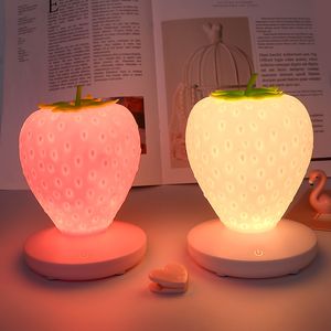 Lampada da notte creativa per la casa a forma di fragola, ricaricabile tramite USB, decorazione da comodino, atmosfera leggera, romanzo e strana lampada da tavolo per protezione degli occhi in silicone a LED