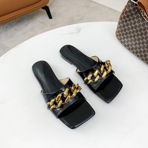 Cadeias de metal Descor Heel Flat Women Slippers Square dedo do pé de dedo do pé Lazyman Slides Patente Leather Summer Mules Lady