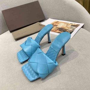 2022 Сандалии весна и летняя новая Lingge тонкие тапочки с высоким каблуком Женщины дизайнерские квадратные овчины