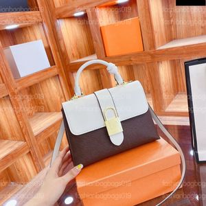Mode tygväska designer kvinnor lyxiga handväskor locky bb klassiska bokstäver låsar handväska crossbody väskor m44654