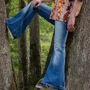 Masculino Big Flare Jeans Fashion Bordado de cintura alta azul Bell Bottom Man Vintage Logo Bootcut Lares de perna larga Streetwear