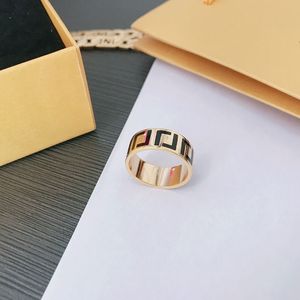 2022Luxury Designer Rings Engagement Party Anniversary Gifther Couple's Ringsイエローゴールドレター女性のためのサイズ6-8