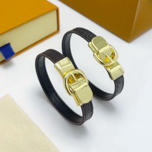 Europa America Moda Uomo Donna Donna Stampa Fiore Design Bracciale in pelle con bracciale in oro 18k inciso V Iniziali Fibbia fiore a quattro foglie