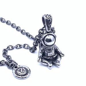 Titanium Steel Nisch Design Meditation Spaceman Halsband Män och kvinnor Tide Personlighet Astronaut Pendant Hip Hop -tillbehör