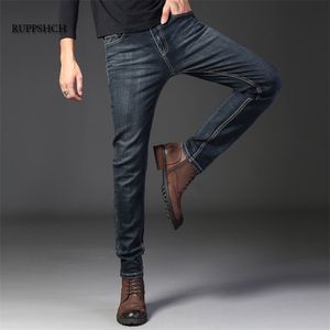 Męskie Klasyczne Blue Black Slim-Fit Jeans Business Bawełniane Rozciąganie Regularne Spodnie marki 220328