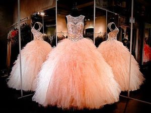ホット！ 2022 Coral Sparkly Ball Gown QuinceAneraドレスビーズクリスタル恋人の鍵穴レースアップバックリーリングチュール長いプロムのページェントのドレス