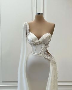 Pärlor sjöjungfru bröllopsklänning en axel långärmad satin illusion bridal klänningar