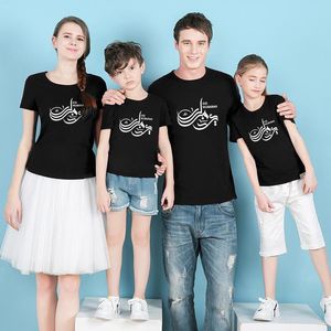 家族を一致させる衣装eid al-adha夏のお父さんのお母さんと息子の娘はTシャツを見ます綿の半袖トップティーファミリー