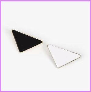 Triangolo in metallo Lettera Spilla New Women Girl Triangolo Spille Suit Spilla da bavero Bianco Nero Accessori per gioielli di moda Designer G223176F