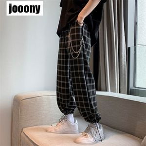 Plaid z łańcuchem szerokich nóg spodnie haremu streetwearu mężczyzn letni hip hop swobodny spodni mody męskie spodnie 220509