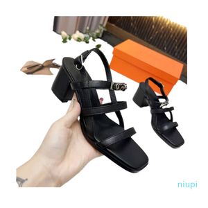 2022 Yaz Sandalet Bayan Kalın Soled Lace Up Yüksek Topuklu Deri Moda Bayan Ayakkabı Metal Toka Lüks Tasarımcı Kırmızı Ayakkabı