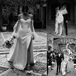 Strandbröllopsklänningar älskling halsringning sommar brudklänningar en linje långa ärmar sida split svep tåg satin vestido de novia