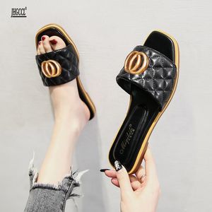 Neue Designer-Hausschuhe für Frauen, die schwarze Flip-Flops tragen, Markendesigner-Ledersandalen in großen Größen T0