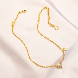 Collana di design di lusso Placcato in oro 18 carati Collane in acciaio inossidabile di marca Catena girocollo Ciondolo con lettera di cristallo Accessori per gioielli da sposa da donna Regali d'amore AA2018