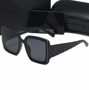 New Fashion Designer Sunglasses per le donne Ragazza di stile di lusso Eyeglasses 6612 Goggle Occhiali ombreggiatore occhiali occhiali