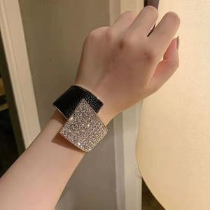 Lyxdesigner armband fashionabla kvinnors armband med asymmetrisk metall diamantdesign lämplig för sociala sammankomster gåva ger är mycket vackert trevligt
