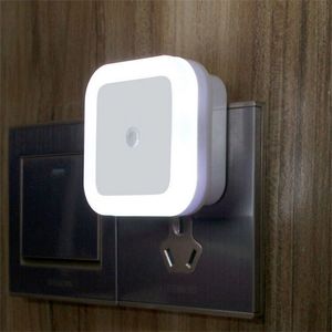 Sensore di luci notturne a risparmio energetico Sensore LED Lampada Smart Dusk to Dawn Lampade Nightlight per camere da letto Toilette Scale Corridoi