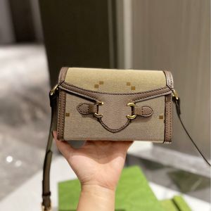 Tasarımcı omuz çantası sırt çantası kare debriyaj 2022 eyer büyük harf desen tasarım kamera çantaları cüzdanlar