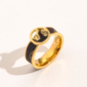 Lyxsmycken Designer Ringar Kvinnor 18K guldpläterade rostfritt stål Bröllopstillbehör Faux Läder Ring Fin Carving Finger Ring Tillbehör ZG1306