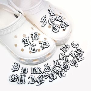 Mindestbestellmenge 100 Stück, kostenlose Kombination aus altenglischen Buchstaben, Krokodil, JIBZ-Charms, 2D-Weich-PVC, Schuhzubehör, Verstopfungsschnallen, niedliche Schuhdekorationen, passend für Sandalen, Armbänder