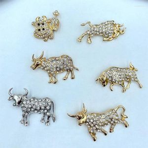 Pinos broches moda pino homem homem lady luxury metal vaca animal dourado cor claro broche de strass para joias presentes 1 peça Seau22