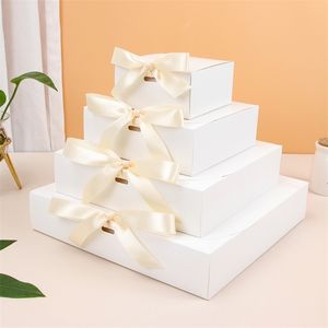 White Ribbon Gift Holiday Party Candy Clothing Allmänt förpackning Kartongpapperspåse stöder anpassad storlek tryckt 220706