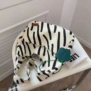 Moda Zebra Stripes Bolsa de ombro confortável e generosa e versátil bolsa de colocação