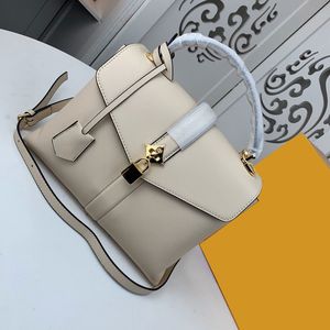 2022 superior quality Womens luxurys Handbags Crossbody Bag Cosmetic designers Elegant Shoulder Bags Clutches Messenger 02