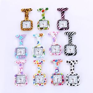 Silicone enfermeira relógio casual multicolor padrão numerais árabe quadrado dial doces enfermeiras broche túnica fob relógios de bolso liga relógio