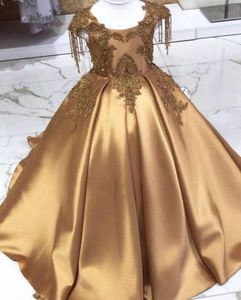 2022 Carino Oro Raso Fiore Ragazze Abiti Per Matrimoni Scollo rotondo Maniche ad aletta Pizzo con paillettes Perline di cristallo Corsetto Indietro Sweep Treno Compleanno Pageant Abito da comunione