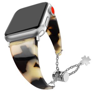 Correa de pulsera de resina para Apple Watch Series 7 SE 6 5 4 Women Tortoise Shell Welpband Iwatch Band 41 mm 45 mm 44 mm 42 mm 42 mm 48 mm Banda de reloj con accesorios de cadena colgante