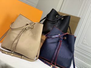 高品質の最高品質のデザイナーバッグ女性のショルダーバッグ本革のエンボスハンドバッグバックパックバケツトートの有名な巾着ハンドバッグ