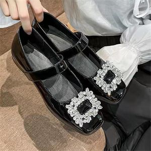 2022 Projektant Rhinestone Kwadratowa klamra Chunky Obcasy Buty Damskie Sandały Rocznika Plac Toe Mules Lato Damskie Pompy