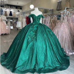 Smaragdgrüne Quinceanera-Kleider mit 3D-Blumen, Ballkleid, sexy schulterfrei, vergoldete Pailletten, Prinzessin Debütantin, 15 Vestidos