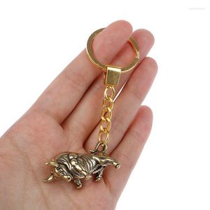 Keychains Brass Bull Fighting Key Ring Pendant Vintage Copper Lucky Bull Keychain Charm Enek22