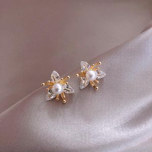 Stud Koreanische Design Mode Schmuck Kupfer Intarsien Zirkon Drei Blütenblatt Blume Ohrringe Elegante Perle Weibliche Täglichen Wilden OhrringeStud