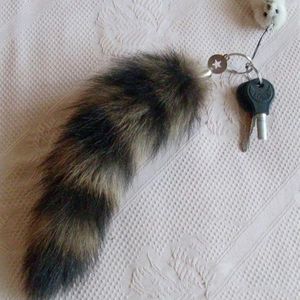 Nyckelringar söt racoon svans nyckelring päls hänge nyckelkedjor charm nycklar hållare par nyckelringar nin668 keychains nyckelchaineychain285a